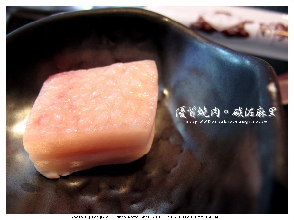 碳佐麻里燒肉。日本料理。沾烤網用的肥豬