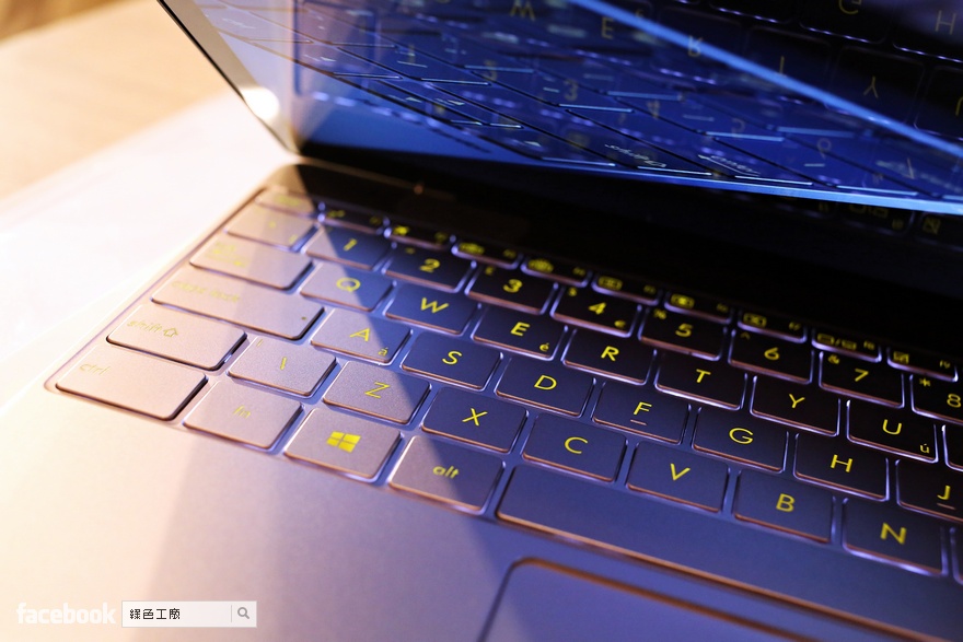 ZenBook 3 UX390 更薄更輕的不可思議，910 公克超輕薄效能級筆電