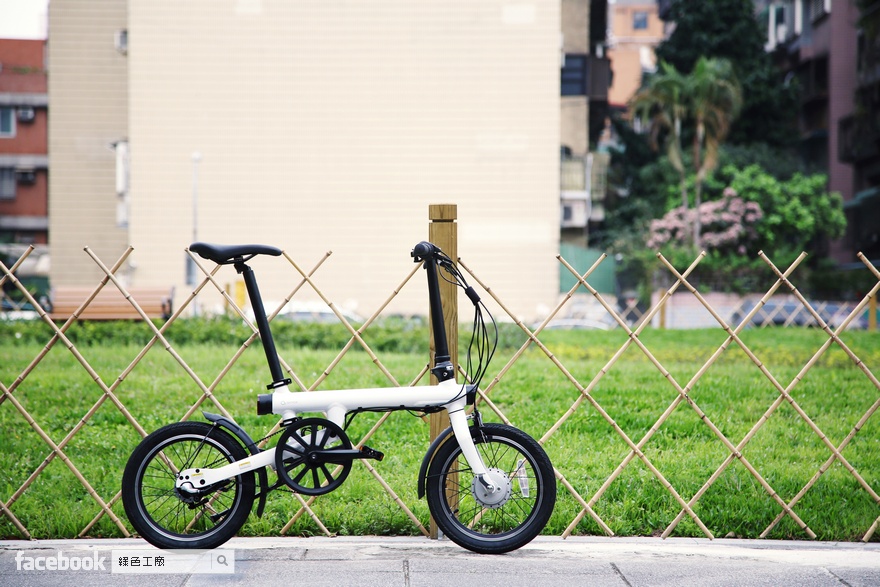 QiCYCLE 騎記電助力折疊自行車，河濱到淡水騎車去