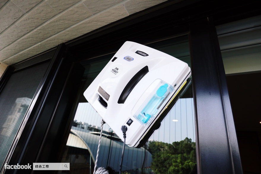 開箱評測玻妞 HOBOT 298 超音波噴水自動擦玻璃機器人
