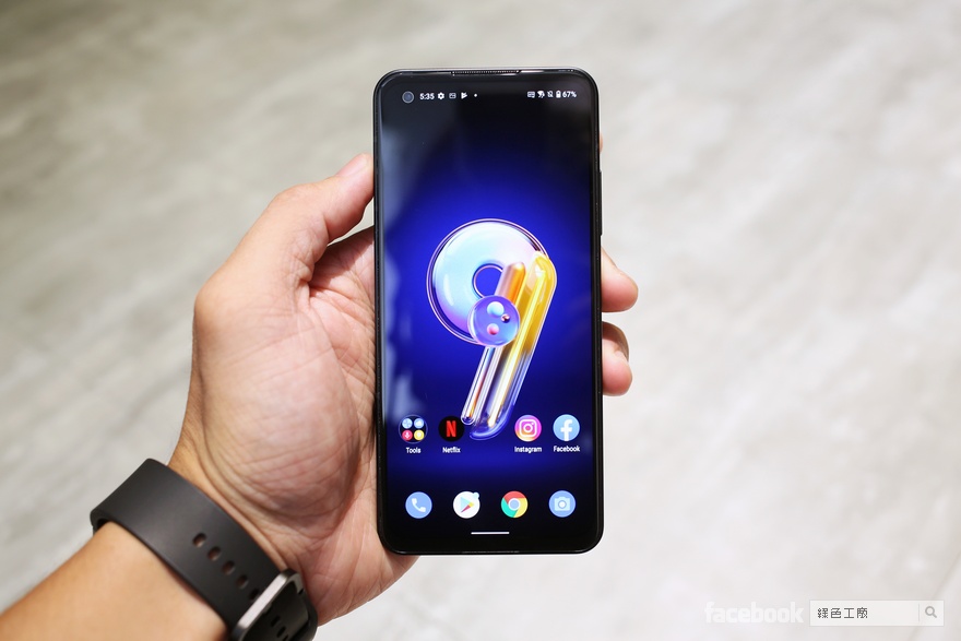 華碩全新旗艦 Zenfone 9 小巨人開箱實測，直接單手就能輕鬆掌控！