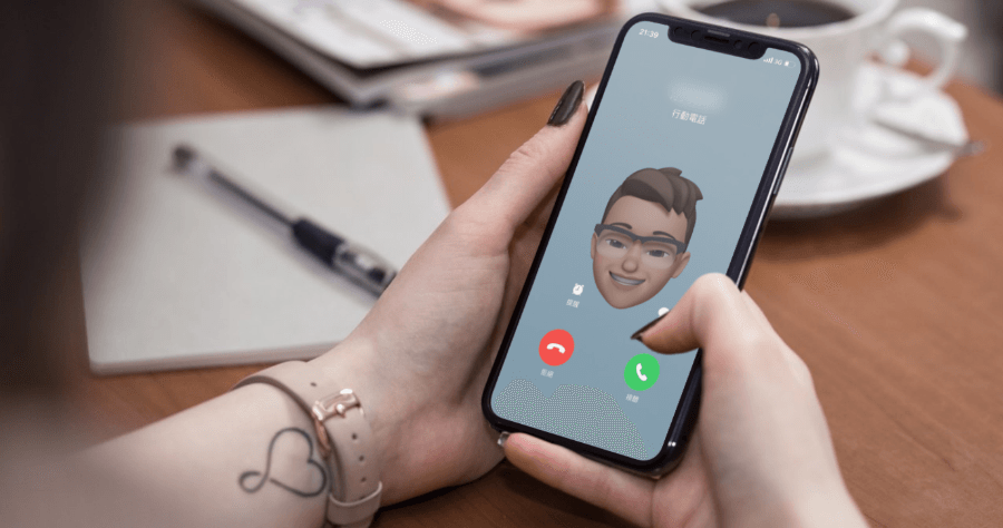 iPhone 來電大頭貼可設定為 Memoji 卡通人像風格，一眼就可以看出是誰來電